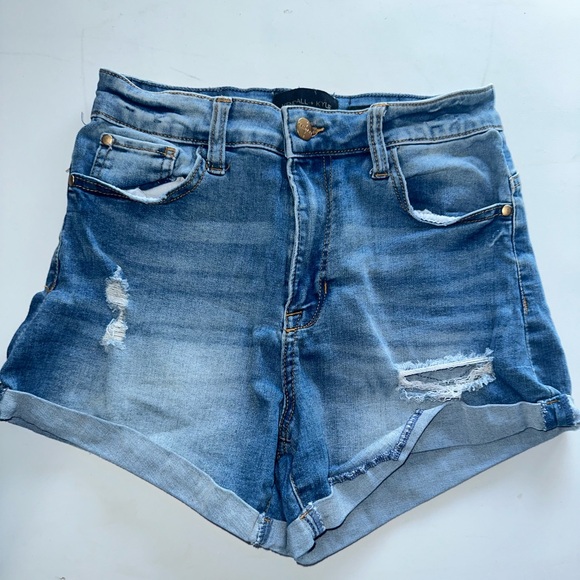 Kendall and Kylie 7/28 Jean Shorts - Picture 1 of 3